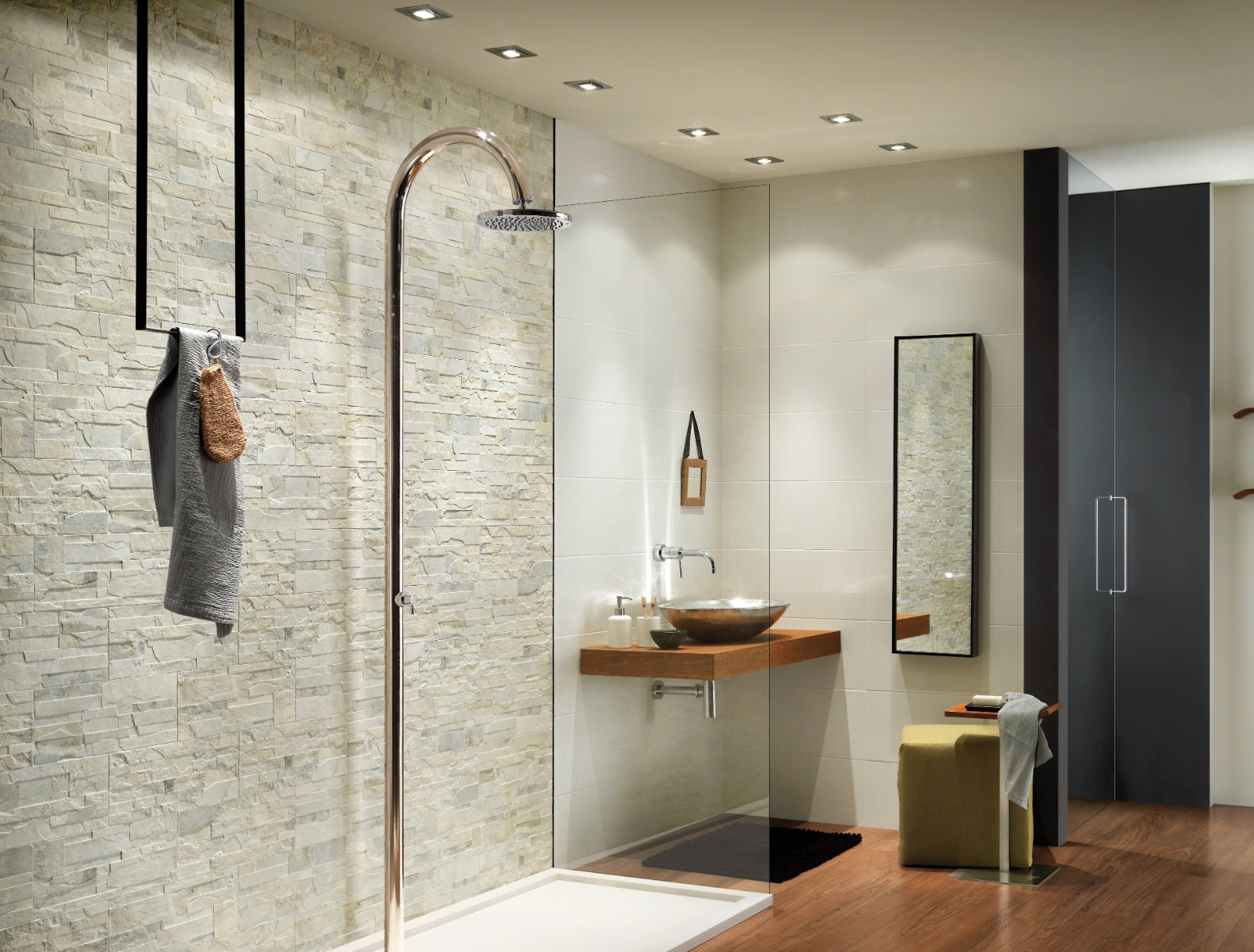 Prachtige tegelwerken in hypermoderne badkamer en douche